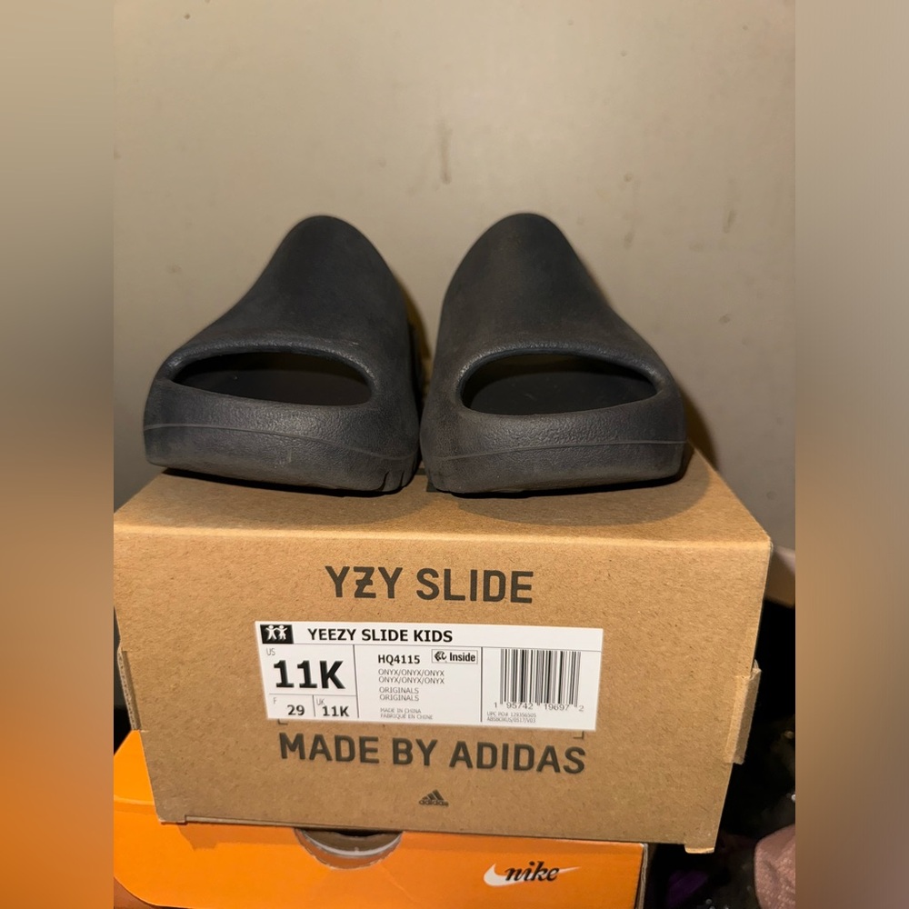 Adidas Yeezy kids slides size 11K US gently worn / unisex
